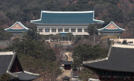20대 대통령 선거 다음 날인 10일 경복궁 뒤로 청와대가 보인다. 연합뉴스.
